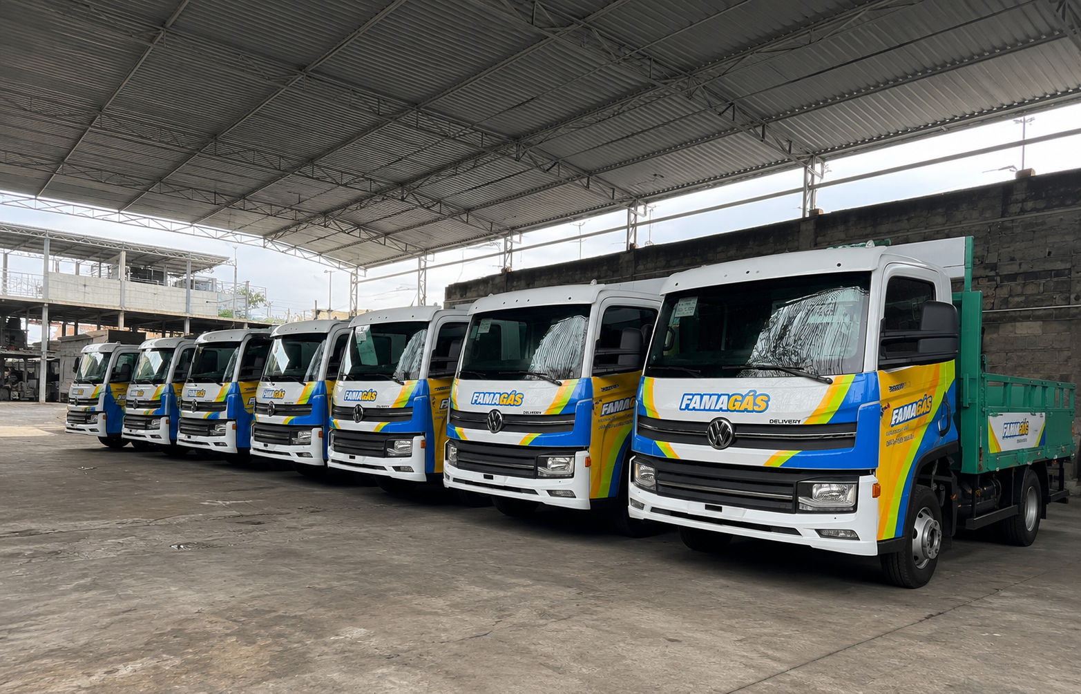 Caminhão FamaGás carregado com botijões P13 para distribuição