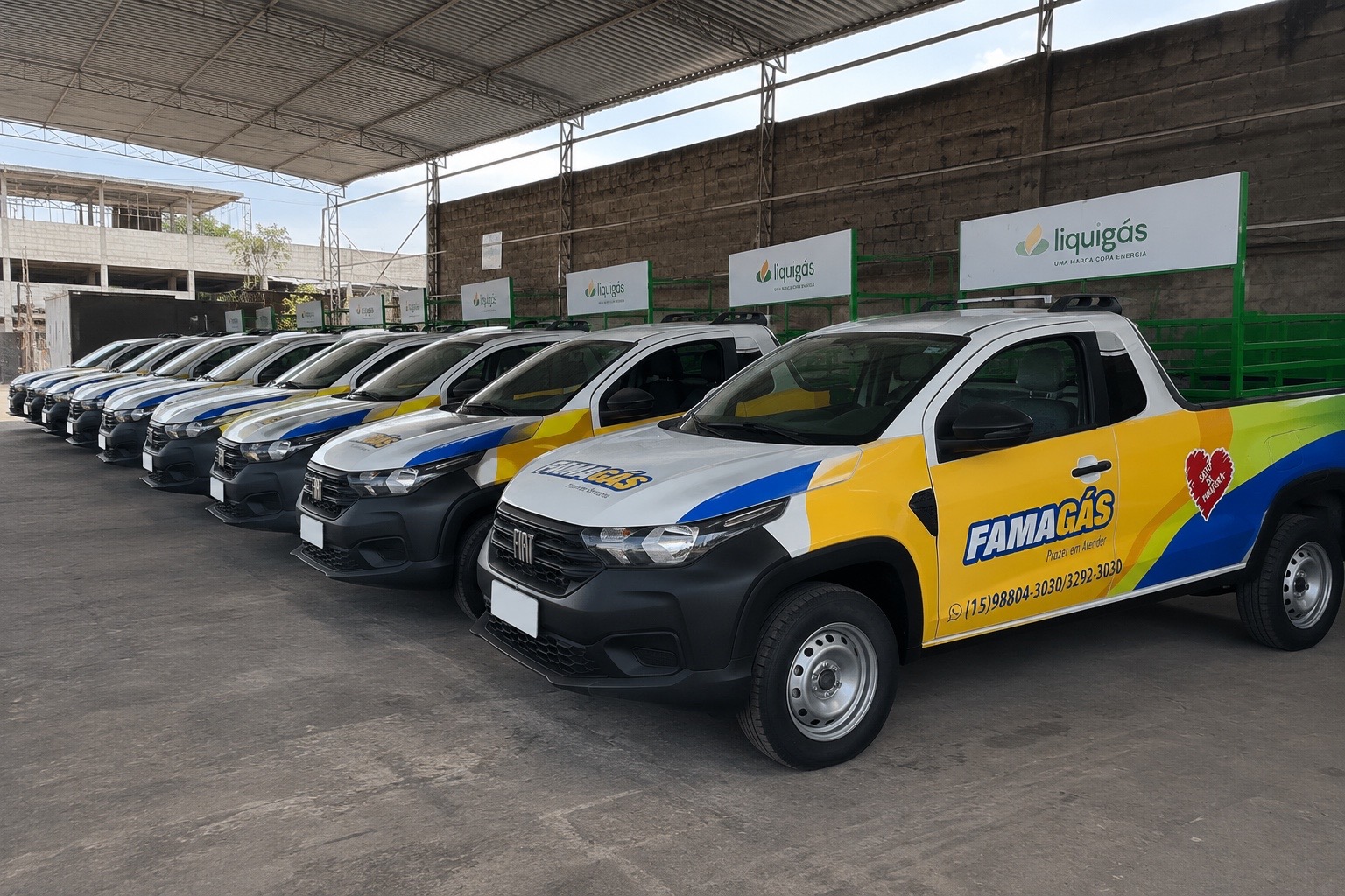 Frota de picapes FamaGás alinhadas para entrega de gás de cozinha